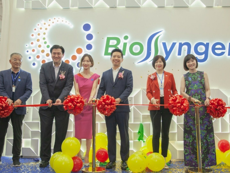 [From Left to Right] Dr Han Deping, Chief Medical Officer, Biosyngen; Dr Cheong Wei Yang, Deputy Secretary (Technology), Ministry of Health; Ms Joan Zhang, Chairman, Biosyngen; Mr Alvin Tan, Minister of State for the Ministry of Trade & Industry; Ms Lily Peng Yuemei, Deputy Party Secretary, Director, Knowledge City (Guangzhou) Investment Group and Dr Michelle Chen, Chief Operating Officer, Biosyngen.