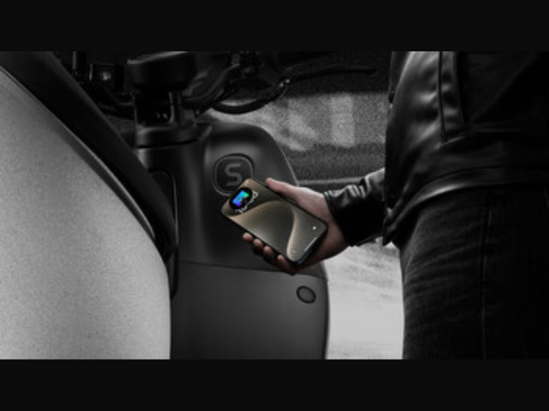 Gogoro-Riders-in-Taiwan-can-now-seamlessly-and-securely-lock-unlock-and-start-their-Smartscooters®-with-a-simple-tap-of-their-iPhone-or-Apple-Watch