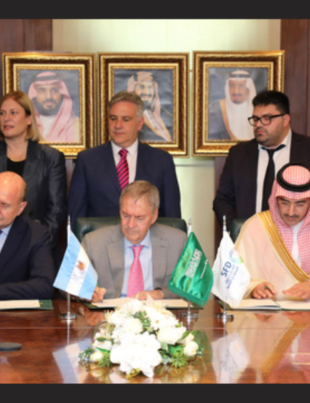 SFD CEO Sultan Al-Marshad (right) signs a new development agreement worth US$100 million with Argentine provincial governors Juan Schiaretti (Córdoba) and Omar Perotti (Santa Fe) (Photo: AETOSWire)