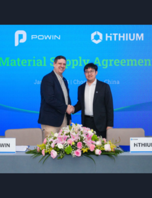 Powin-VP-Global-Procurement-Jason-Eschenbrenner (left) and-Hithium-VP-Monee-Pang (right) after-signing-the-new-agreement.-Photo-Business-Wire