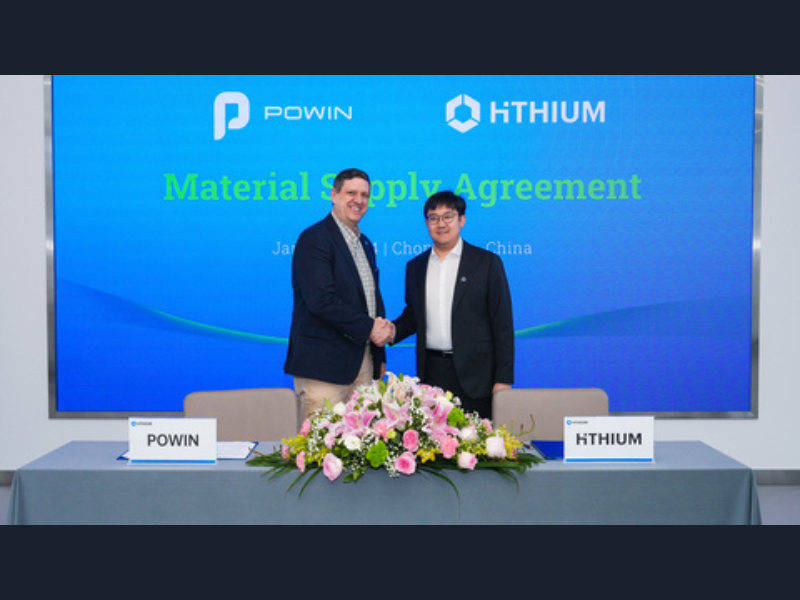 Powin-VP-Global-Procurement-Jason-Eschenbrenner (left) and-Hithium-VP-Monee-Pang (right) after-signing-the-new-agreement.-Photo-Business-Wire