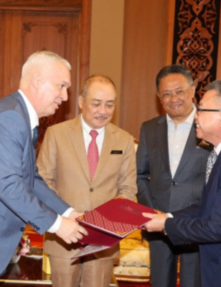 Exchange of the signed MoU between YBhg Datuk Harun Bin Ismail JP (Managing Director/Chief Executive Officer for SOGDC) and Tonci Tokic (LNG Business/Project Development Lead at E.A. Gibson). (Photo: Business Wire)