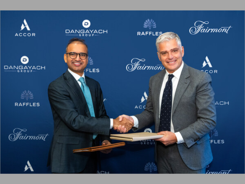 Atul Dangayach, Managing Director, Dangayach Group (l) and Omer Acar, CEO, Raffles and Fairmont (r) at signing ceremony.