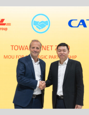 Libin Tan, co-president of sales and marketing of CATL (right), and Oscar de Bok, CEO, DHL Supply Chain (left) signed the strategic agreement