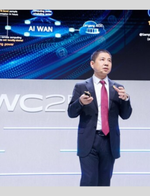 Leon Wang, President of Huawei's Data Communication Product Line, unveiling the AI WAN Solution (Image: PR Neewswire)