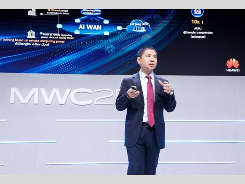 Leon Wang, President of Huawei's Data Communication Product Line, unveiling the AI WAN Solution (Image: PR Neewswire)