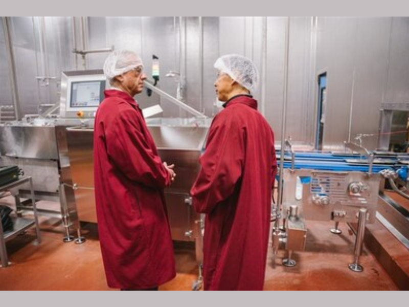 HHS Secretary Robert F. Kennedy, Jr. and Chris Choi, CEO of Mom's Meals discussing the importance of high-quality medically tailored meals (Photo Courtesy: PRNewswire)