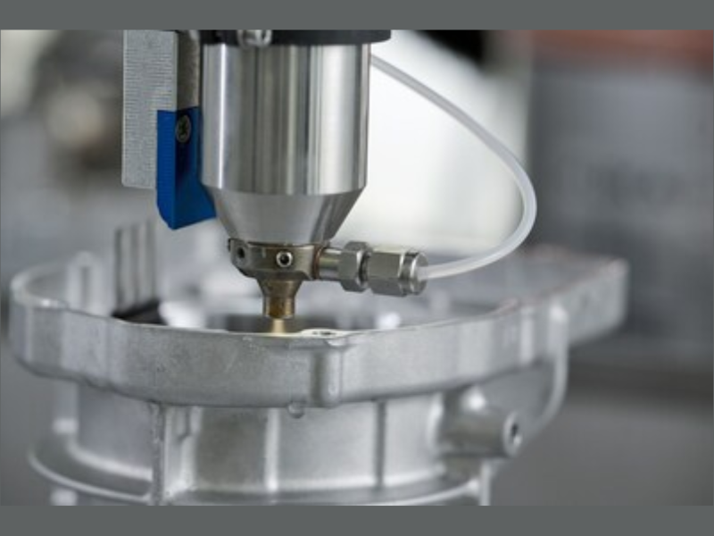 Cleaning the sealing gab with HydroPlasma® for best possible adhesion and high-quality end products. (Copyright: Plasmatreat GmbH)