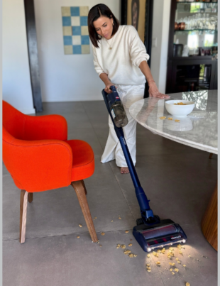 Eva Longoria Using BISSELL PowerClean DualBrush (Image Credits: PRNewswire)