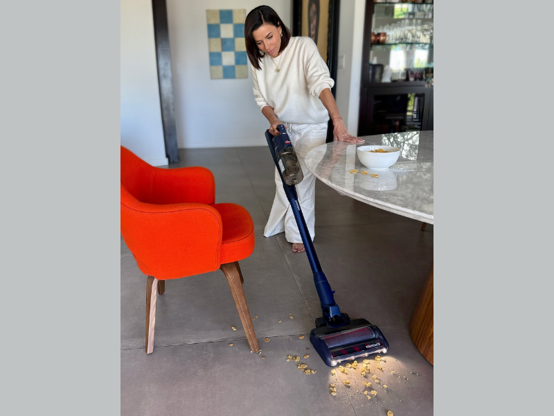 Eva Longoria Using BISSELL PowerClean DualBrush (Image Credits: PRNewswire)