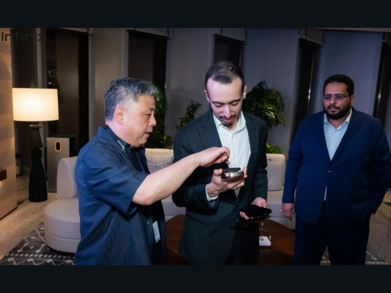 H.R.H. Prince Sultan experiences the Infinix NOTE 60 Ultra at TRANSSION's global headquarters (Image Credit: PRNewswire)