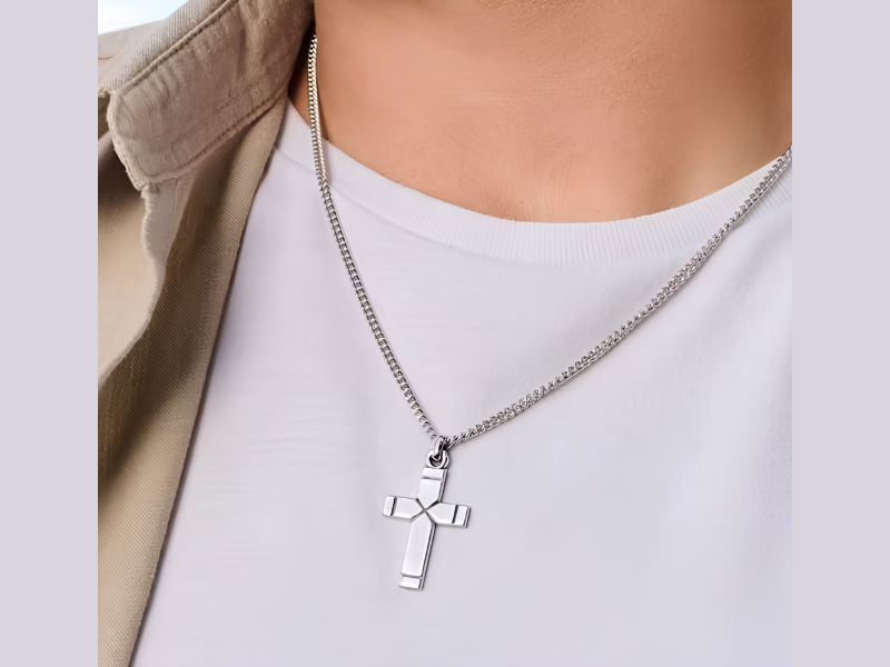 Plain Latin Cross with Medium Curb Chain Look (Image Credit: James Avery official website)